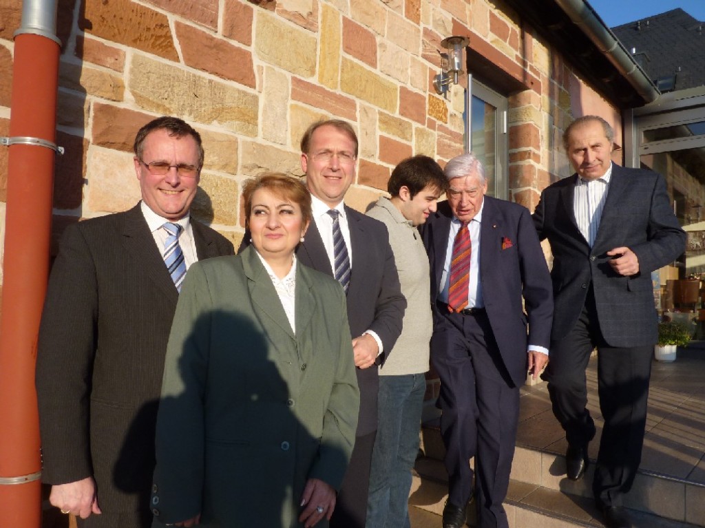 Familientreffen mit Politikern: Swetlana, Mamikon (Dritter von rechts) und Vater Ashot Sogamanian (rechts) mit Christian Schwarz-Schilling. Der CDU-Landratskandidat Thorsten Herrmann (Zweiter von links) nutzte die Chance, die Familie kennenzulernen. Bild: Nissen