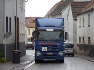 Durch den engen Ortskern von Ober-Wöllstadt quetschen sich täglich rund 16500 Autos, darunter 680 Schwertransporter. Ab 2017 soll hier nur noch einspuriger Verkehr möglich sein. Foto: Nissen