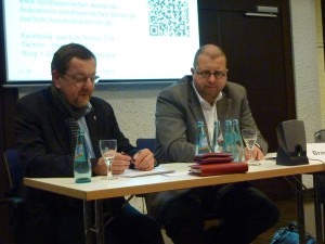 Der Blick auf die Geldbörse ist für Joachim Braun (rechts) unabdingbar. Der Chefredakteur des Nordbayerischen Kurier experimentiert mit einem Lokaljournalismus, der auch in Zukunft Geld einbringt. Rechts Michael Siebel, der die Veranstaltung der Friedrich-Ebert-Stiftung moderierte. Foto: Nissen