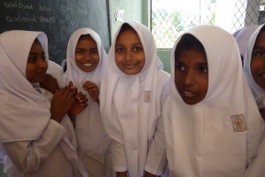 Junge Damen aus der sechsten Klasse im Main-Kinzig-Building des Naleem Hajidar Ladies College in Beruwela. Sie müssen komische Schuluniformen tragen, sind aber trotzdem ausgesprochen fröhlich. Was man von den meisten deutschen Sri Lanka-Touristen nicht behaupten kann. Außer von den betrunkenen. Foto: Nissen