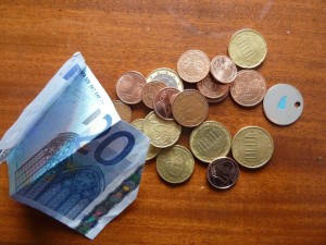Spontaner Kassensturz: In meiner Börse befinden sich gerade 23,36 Euro. Ein Schein und 19 Münzen. Letztere wurden alle in Deutschland geprägt. Nur eine Münze stammt aus dem Ausland. Fotos: Nissen.